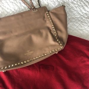 Valentino Garavani Medium Rockstud Tote